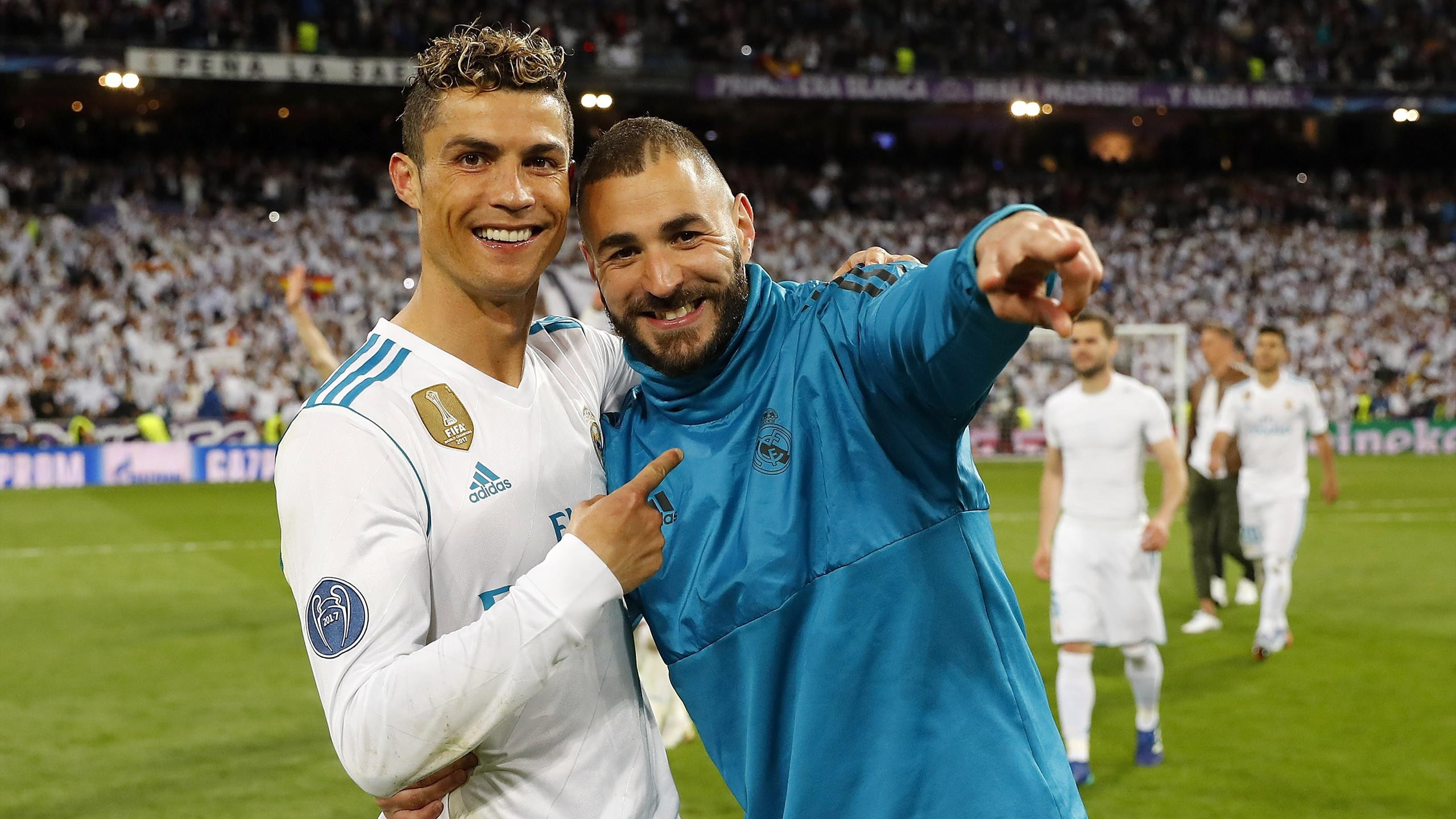 Ronaldo sẽ trao Quả bóng vàng cho Benzema, Lewandowski cay BTC