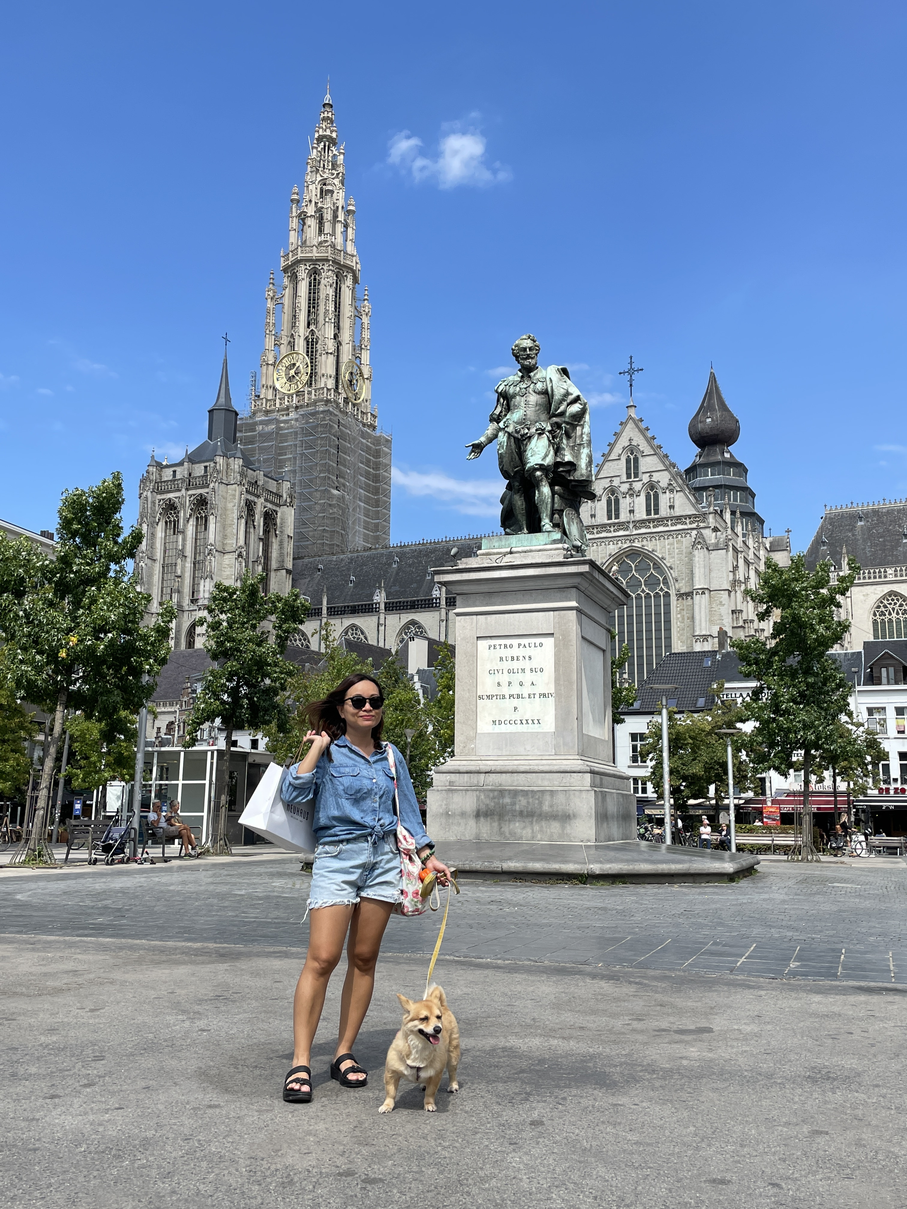 Nữ du khách Sài Gòn đưa cún cưng du lịch châu Âu 3 tháng, phượt xe máy nhiều nơi
