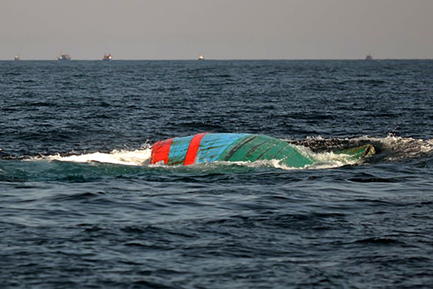 2 tàu cá chìm trên vùng biển Khánh Hòa, mới cứu được 8 ngư dân