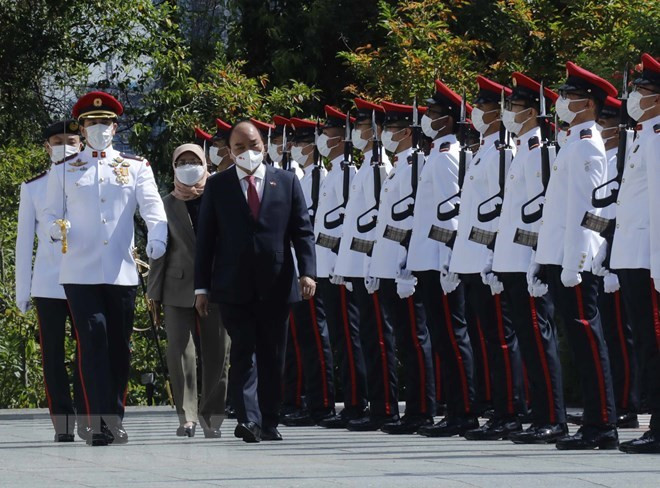 Tổng thống Singapore đón Chủ tịch nước và phu nhân tại cung Istana