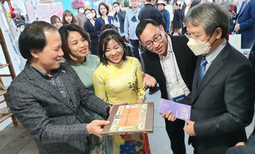 Không gian giới thiệu sách tại Hàn Quốc trong lễ hội kết nối văn hoá