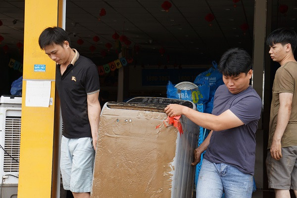 Mưa ngập lịch sử ở Đà Nẵng: Tivi, máy giặt quyện chặt bùn non