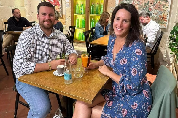 Cặp đôi Mỹ cứu sống hàng chục trẻ em trong vụ cháy khi đi trăng mật