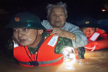 Xuyên đêm cứu người mắc kẹt trong biển nước ở Đà Nẵng