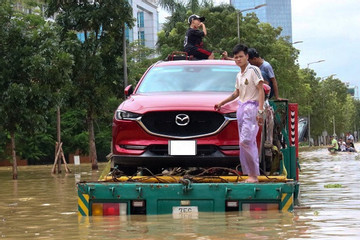 Người dân Huế 'thắt ruột' trả tiền triệu thuê ghe, xe cứu hộ giữa mưa lũ