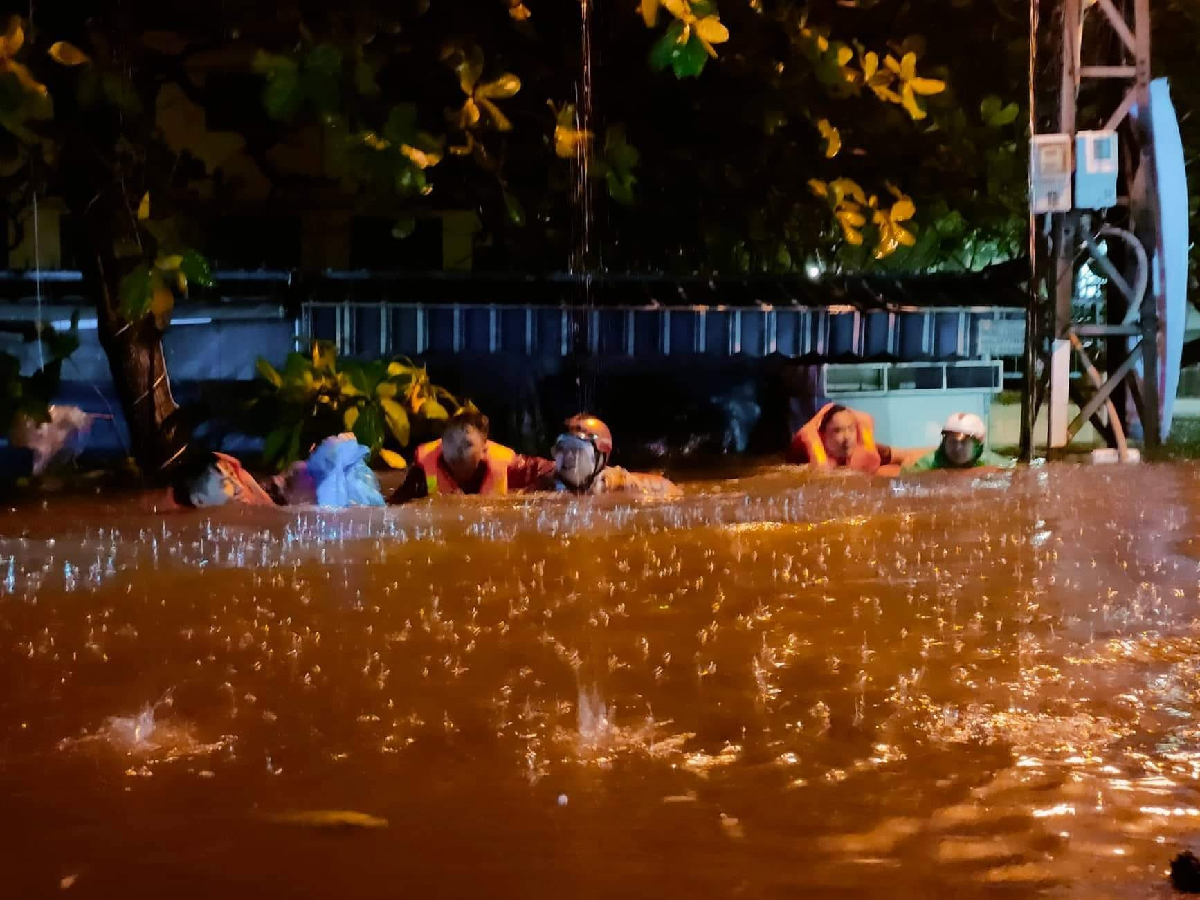 Miền Trung còn mưa rất lớn, lũ trên sông Hương vượt báo động 3