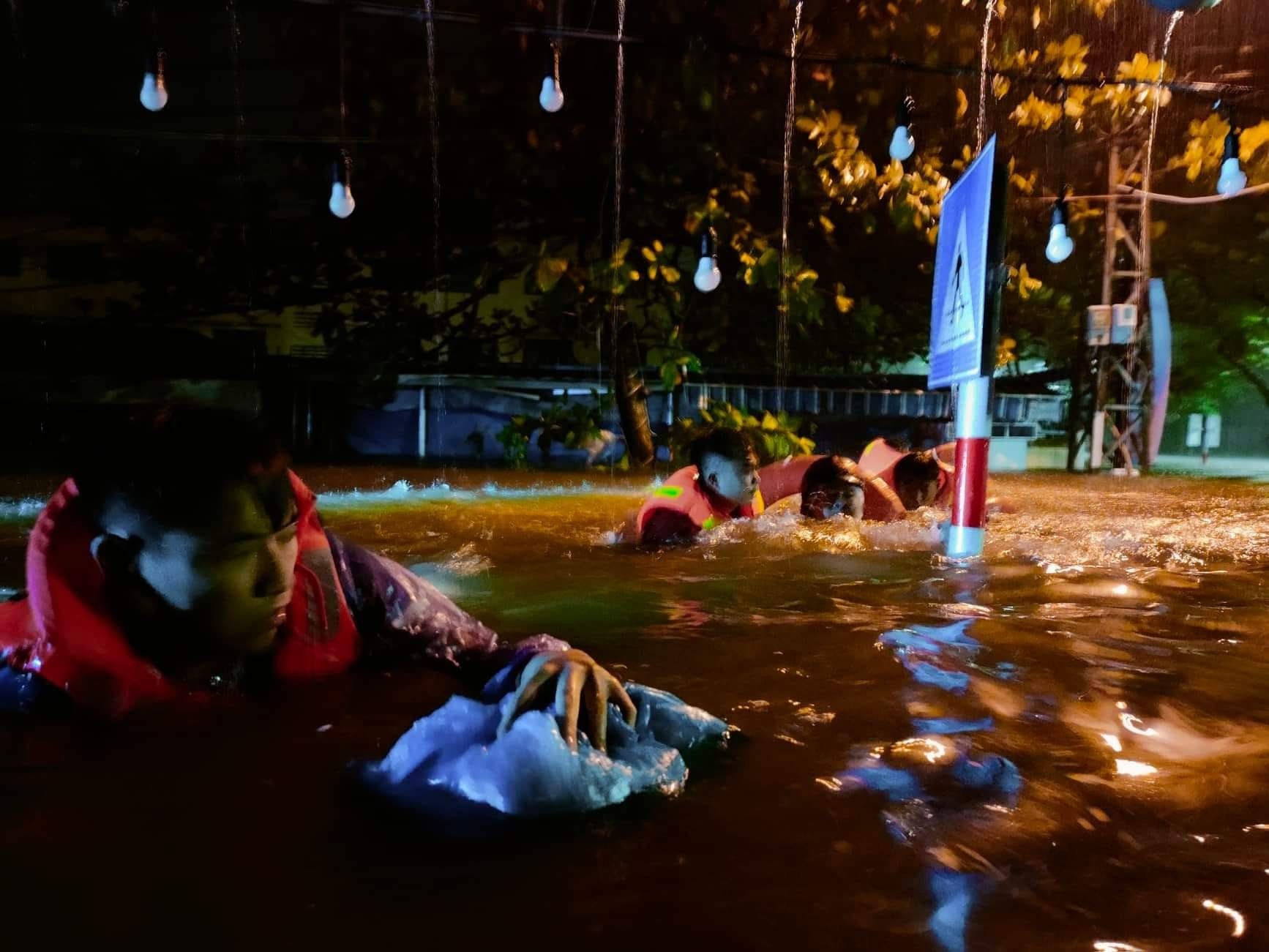 Xuyên đêm cứu người mắc kẹt trong biển nước ở Đà Nẵng
