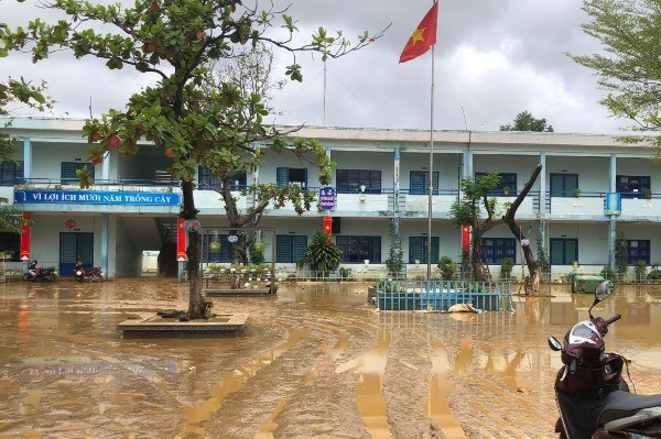 Trường học ngập bùn đất sau trận lụt lịch sử ở Đà Nẵng