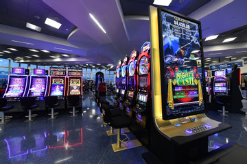 Cận cảnh máy đánh bạc ngập sân bay, khách sạn ở Las Vegas