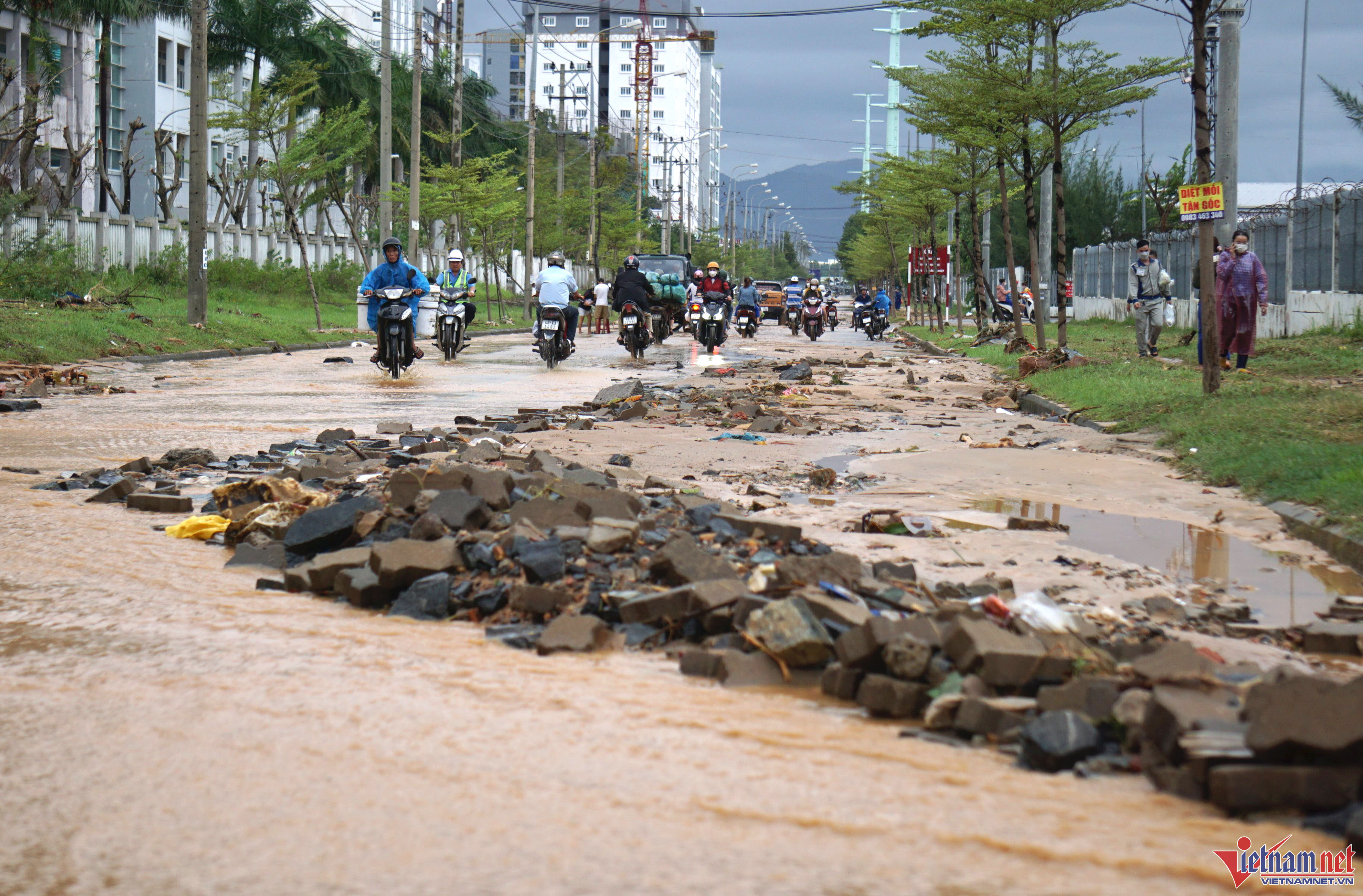 Lũ tàn phá nhiều công trình ở Đà Nẵng, đất đá ngập ngụa khắp nơi