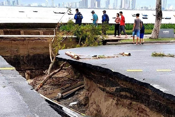 Mưa lụt tàn phá nhiều công trình ở Đà Nẵng, đất đá ngập ngụa khắp nơi