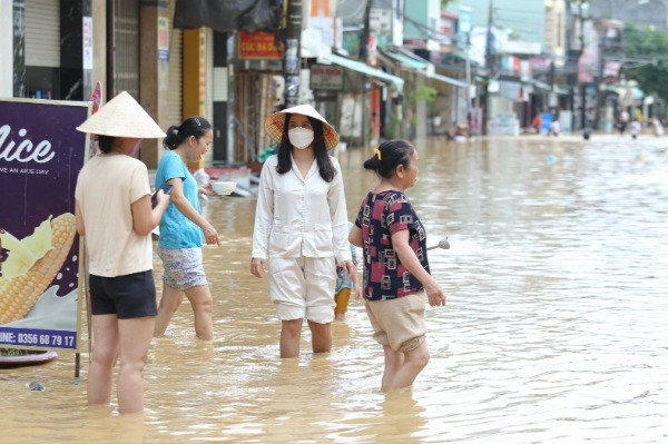 'Rốn lũ' ở Quảng Nam ngập sâu, giao thông tê liệt