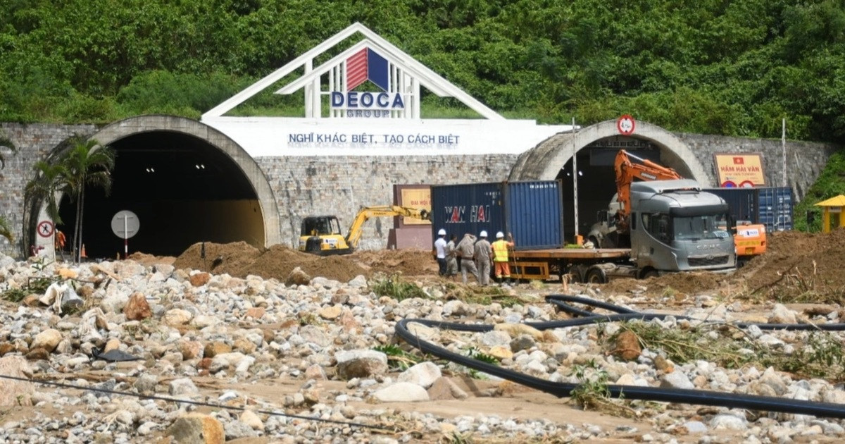 Lũ quét bít kín cửa hầm Hải Vân, kẹt xe kéo dài 2km