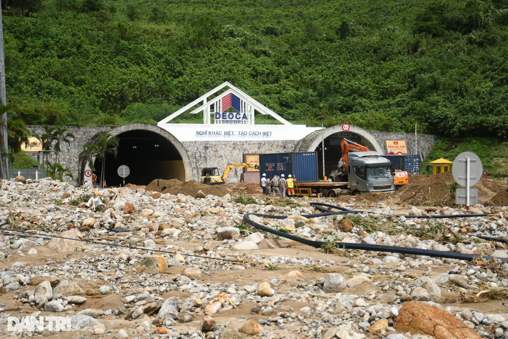 Lũ quét bít kín cửa hầm Hải Vân, kẹt xe kéo dài 2km - 1