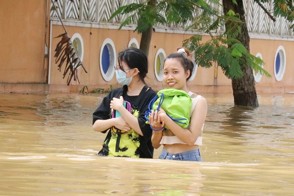 Ôm đồ dò từng bước trên đường ngập quá nửa người giữa TP Huế