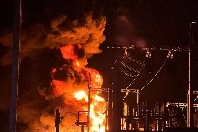 Ukraine pháo kích trúng nhà máy điện Nga