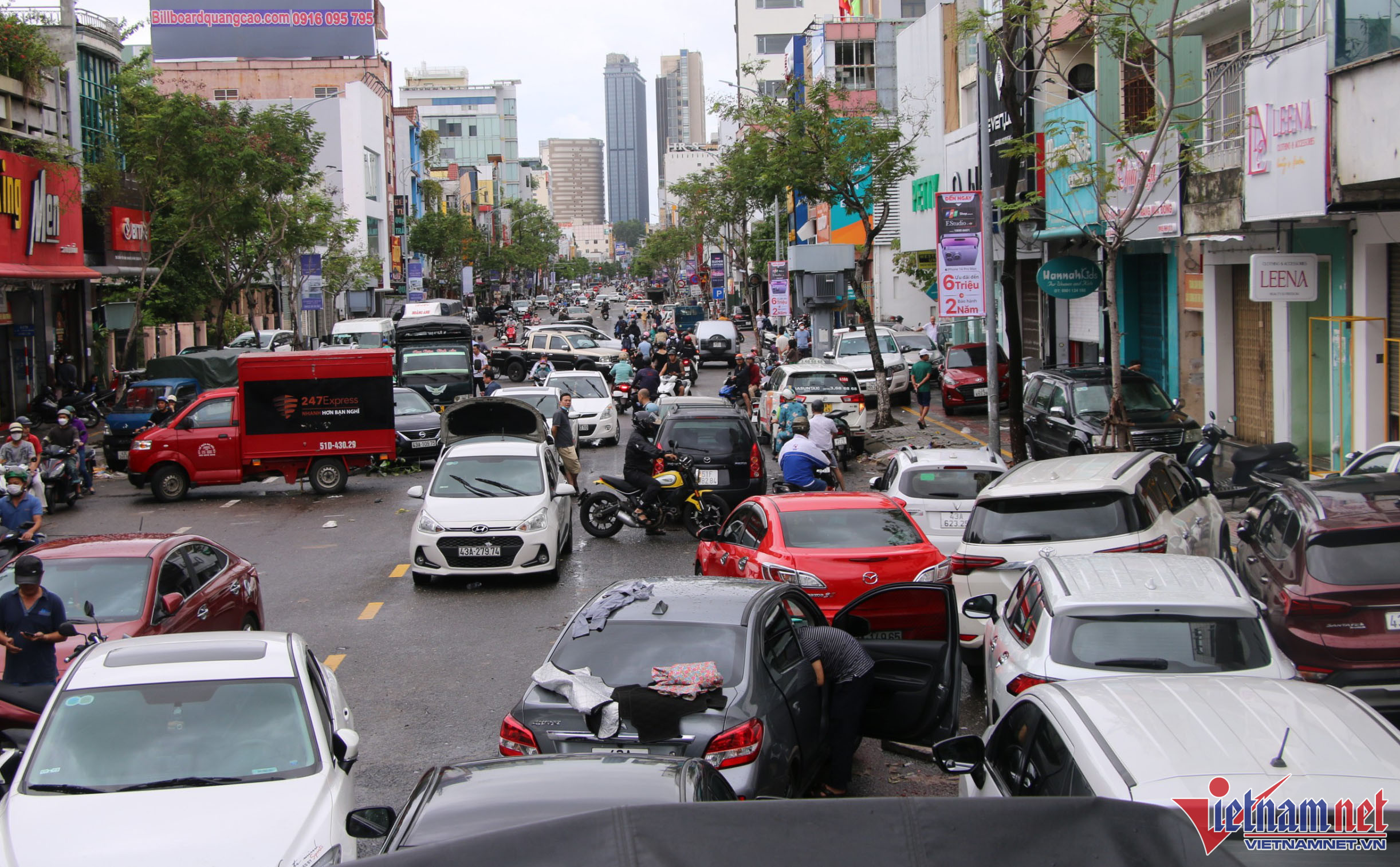 Ô tô chết máy la liệt trên đường phố Đà Nẵng sau mưa lụt