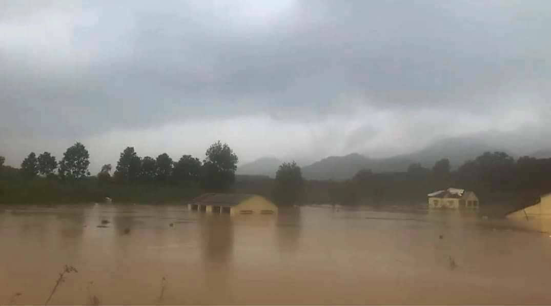 1.300 nhà ở Quảng Trị bị ngập sâu, quốc lộ nứt toác