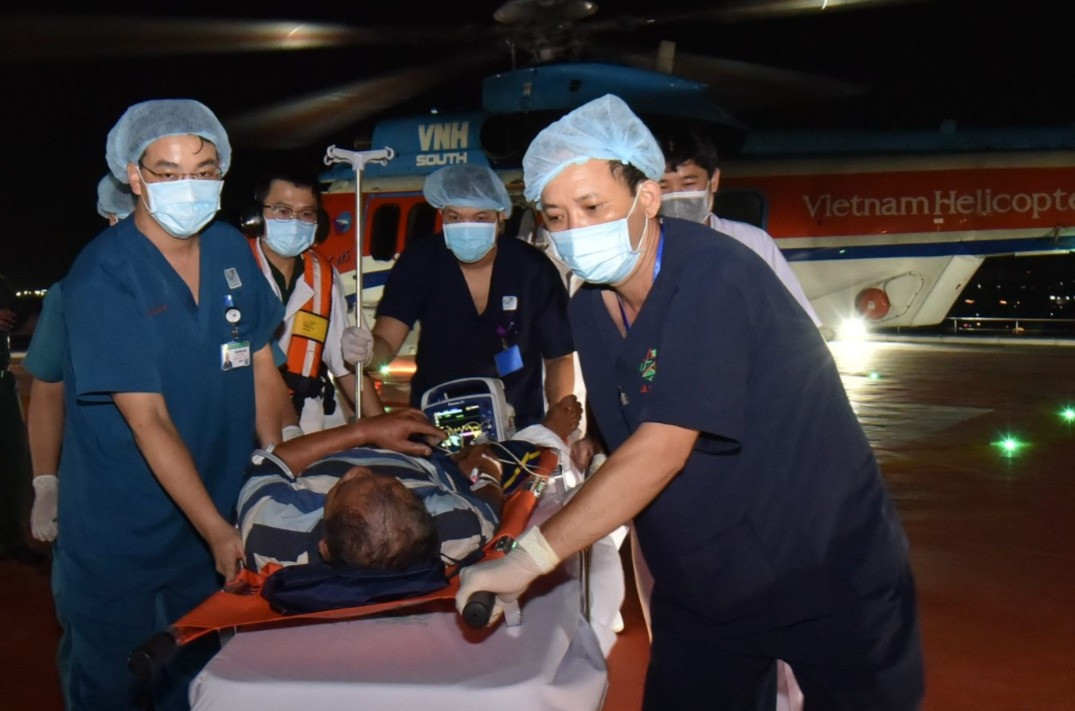 Vượt bão, trực thăng đưa ngư dân bị đột quỵ vào đất liền điều trị