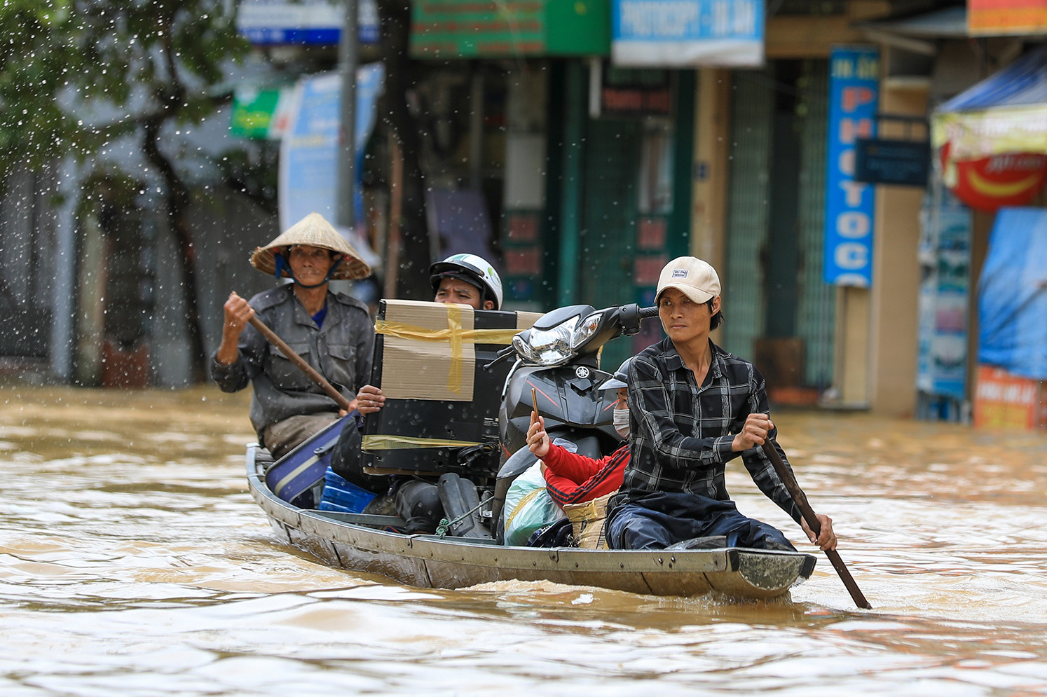 Nước lũ bủa vây Thừa Thiên-Huế, 2 người tử vong