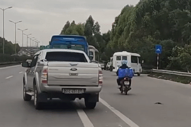 Nóng trên đường: Bán tải đi vào làn xe máy cầu Thanh Trì và cái kết