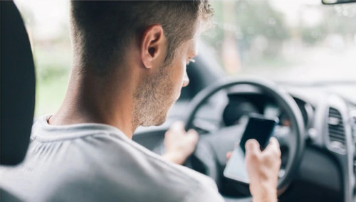 Chỉ cầm hoặc chạm vào điện thoại di động khi lái xe, Úc phạt nặng cỡ nào?