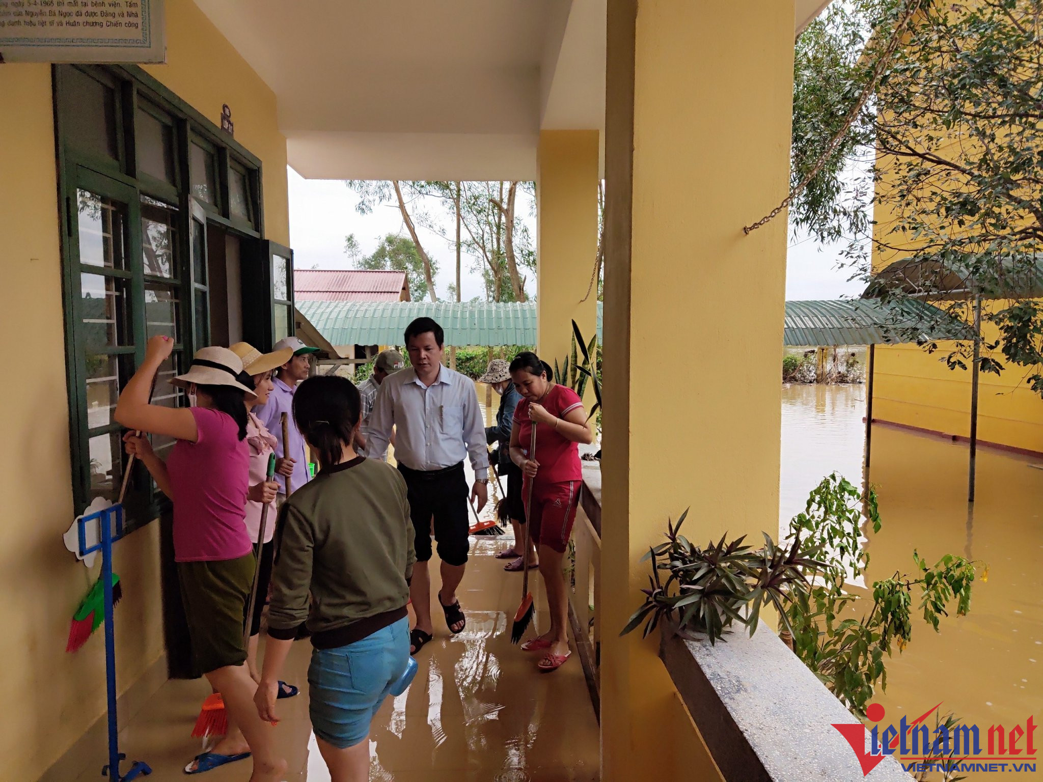 Trường học ở Huế ngập nước lũ và bùn đất