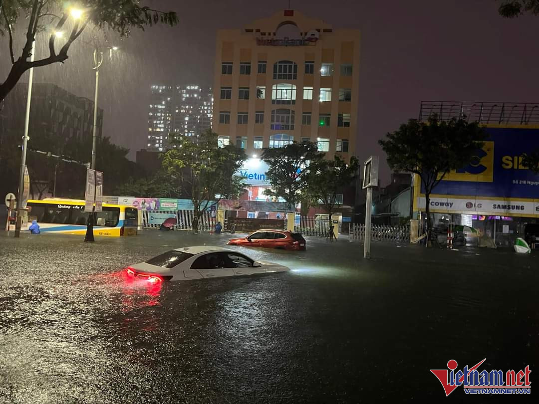 6 giờ 'dị thường' trong trận ngập lụt kinh hoàng ở Đà Nẵng