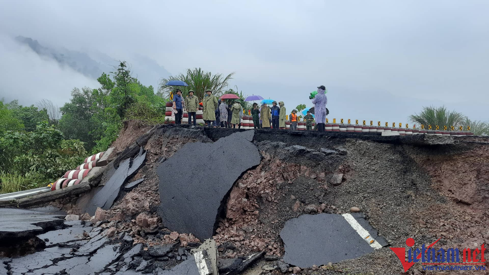 Đường lên cửa khẩu La Lay sạt lở hàng trăm mét, giao thông tê liệt