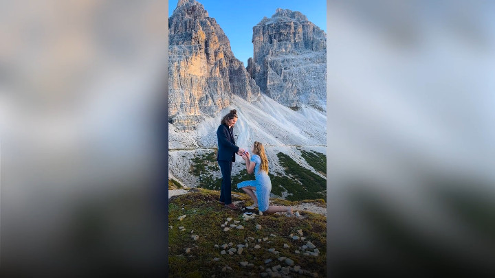 Cô gái khiến bạn trai bất ngờ khi quỳ xuống cầu hôn