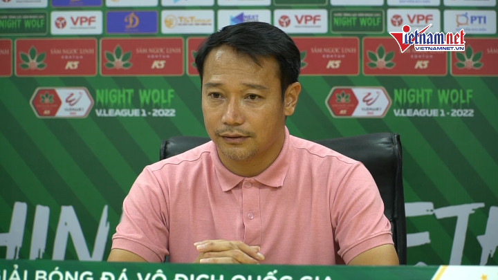 Thua Hà Nội FC 2-5, HLV Vũ Hồng Việt vẫn dành lời khen cho học trò