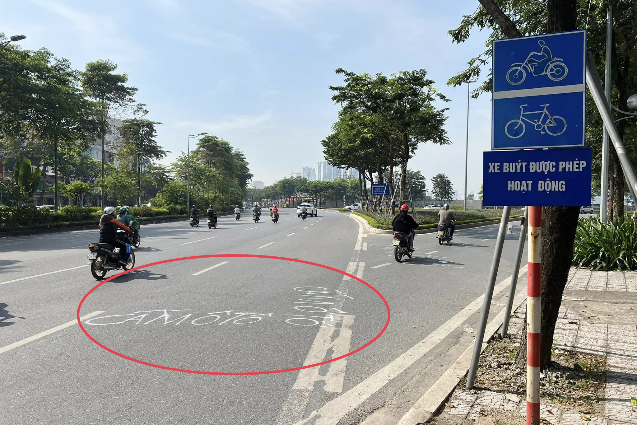 Ô tô bị phạt nặng khi rẽ vào làn xe máy, xe đạp ở đường Võ Chí Công gây tranh cãi