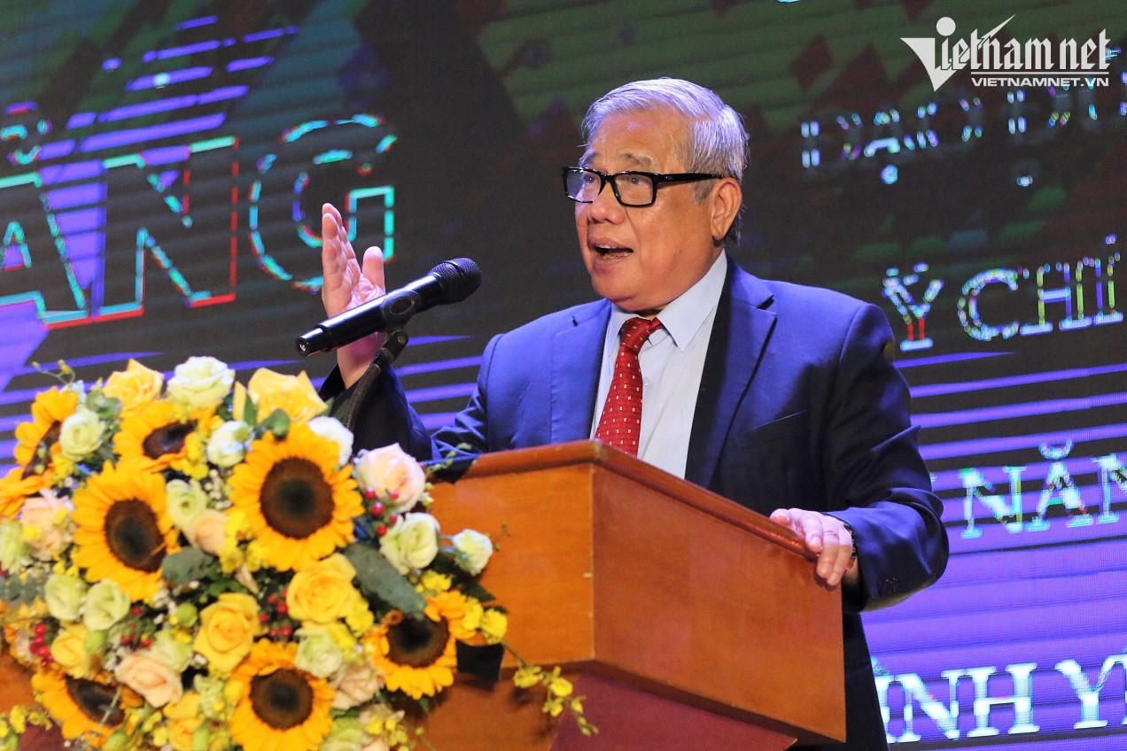 'Trí thức có nhiều chữ, nhưng ngộ chữ là rất nguy hiểm'