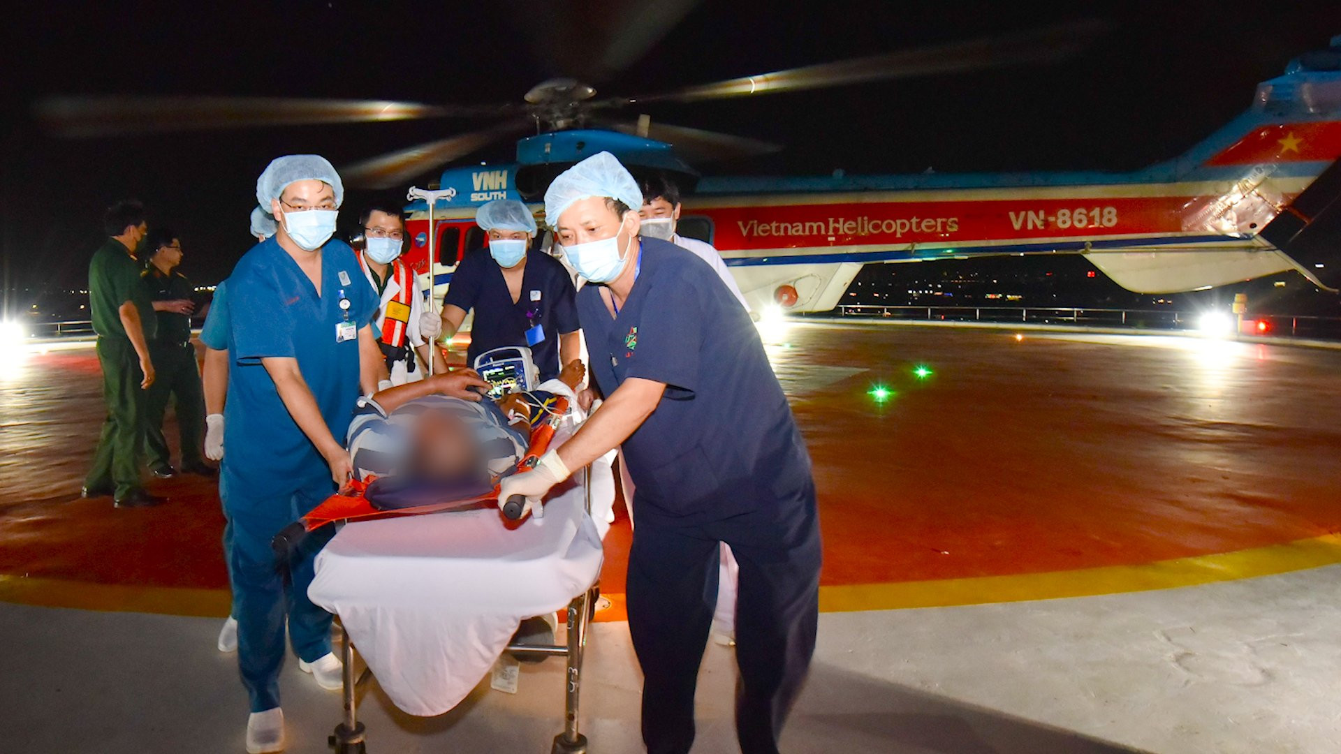 Trực thăng đưa ngư dân đảo Nam Yết bị đột quỵ về đất liền điều trị