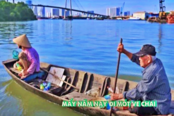 Không muốn phiền con, ông bà U90 chèo thuyền nhặt ve chai kiếm sống