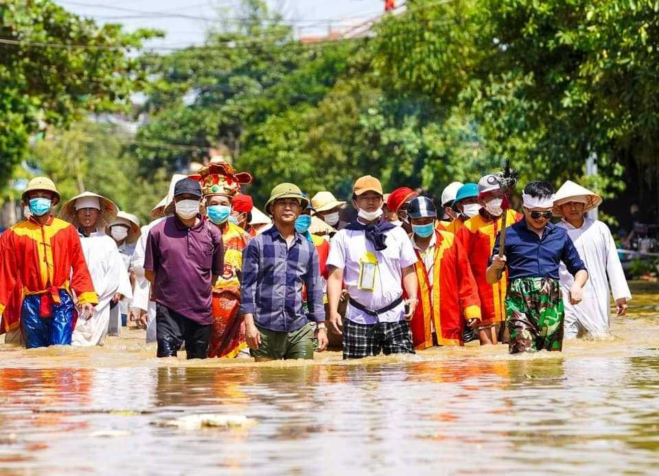 Đám tang giữa mênh mông nước lũ ở Quảng Bình