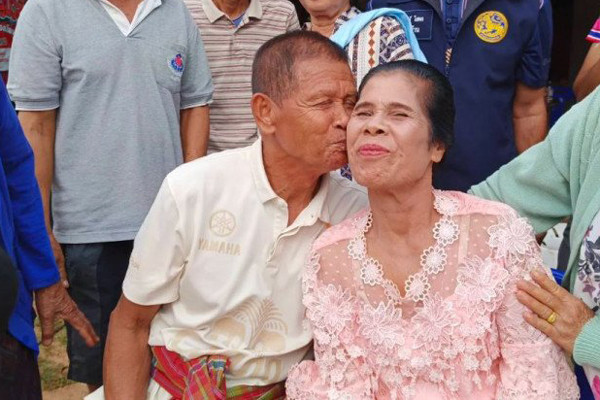 Chú rể 78 tuổi lấy cô dâu 68 tuổi, họ hàng vui vẻ chúc mừng