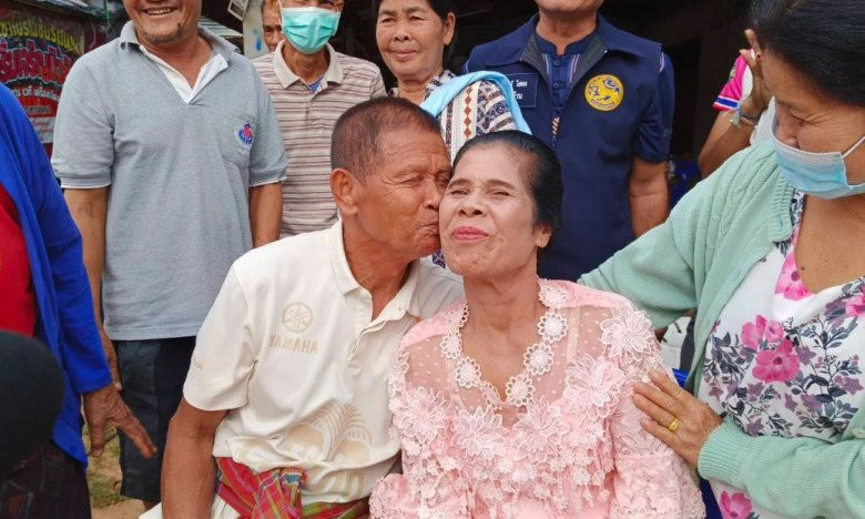 Chú rể 78 tuổi, cô dâu 68 tuổi: Cùng chìm đắm trong lễ cưới đầy cảm xúc của đôi vợ chồng có tuổi tại đây. Sự hạnh phúc và tình yêu chân thành của họ được thể hiện rõ nét qua bức ảnh đẹp như mơ này.