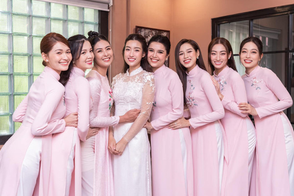 Hoa hậu Đỗ Mỹ Linh xinh đẹp trong lễ ăn hỏi với con trai bầu Hiển