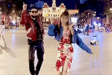 Hari Won - vợ Trấn Thành nhảy sung với idol Hàn kém 18 tuổi ở phố đi bộ