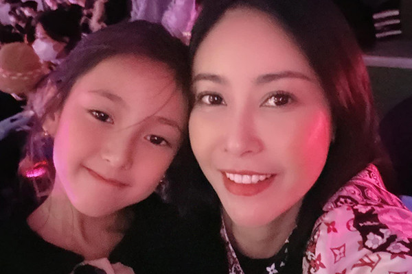 Hà Kiều Anh 'chịu chơi' đưa con gái sang Hàn xem liveshow của Blackpink