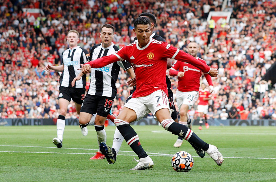 MU vs Newcastle Ronaldo phản ứng lạ Erik ten Hag