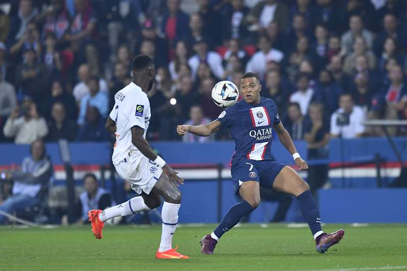 Sau rất nhiều cơ hội bị bỏ lỡ, cuối cùng PSG cũng tìm được bàn khai thông thế bế tắc ở cuối hiệp một.