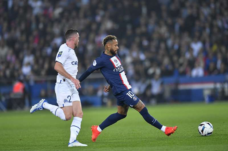 Có bóng trong vòng cấm, Mbappe kiến tạo như dọn cỗ để Neymar dứt điểm gọn ghẽ mở tỉ số trận đấu