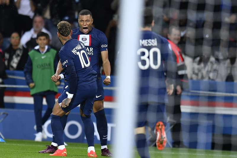 Anh ăn mừng phấn khích với Mbappe