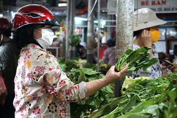 Sau lũ lịch sử, rau xanh ở Đà Nẵng tăng giá chóng mặt