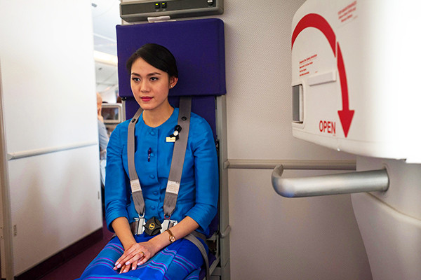 Vì sao phi công và tiếp viên luôn đeo dây an toàn khác hành khách?
