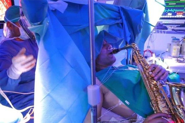 Bệnh nhân chơi saxophone suốt 9 tiếng mổ não