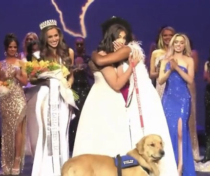Cuộc thi hoa hậu hiếm có nữ sinh tuổi teen và cún cưng cùng 'đội vương miện'