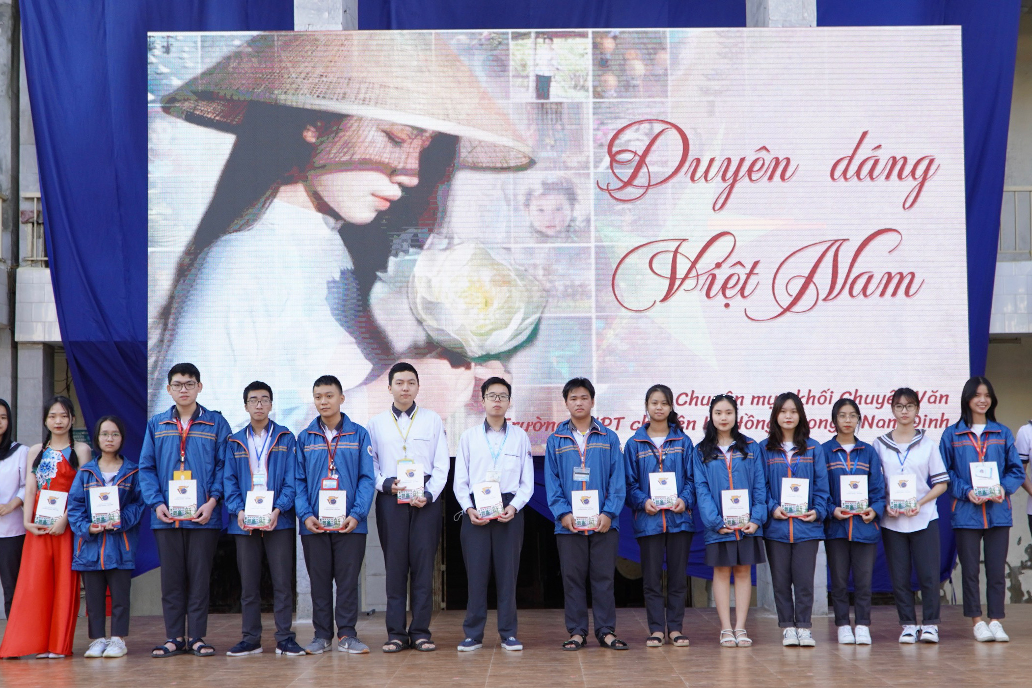 Trao thưởng cho học sinh giỏi Trường chuyên Lê Hồng Phong